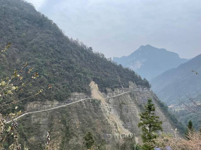 这是湖南省石门县壶瓶山镇后山村在2018年修建的入村水泥路。新华社记者余春生摄