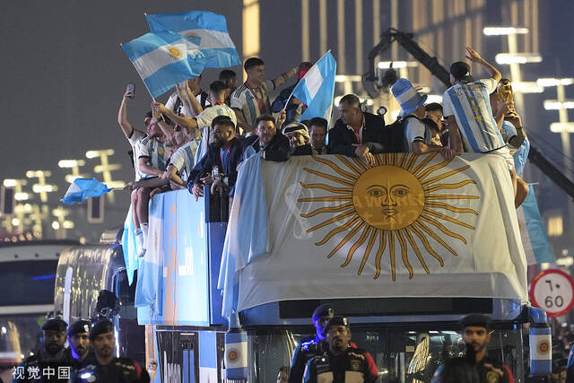 阿根廷队在卡塔尔庆典巡游。