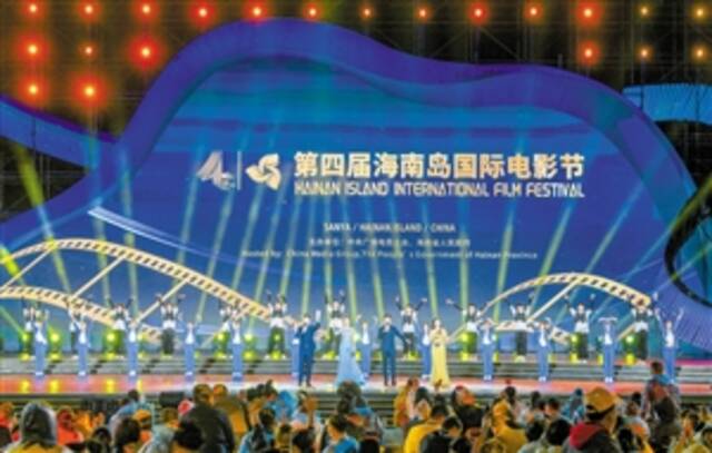 ②12月17日晚上，第四届海南岛国际电影节开幕式在海南省三亚市海棠湾举行。本报记者苏弼坤摄