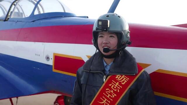 姑娘们加油！空军首批“双学籍”女飞学员单飞成功