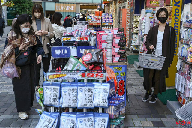 ↑11月18日，东京市中心的一家药店。汉方药在日本的诊所和医院广泛使用，也可以在非处方药房中找到