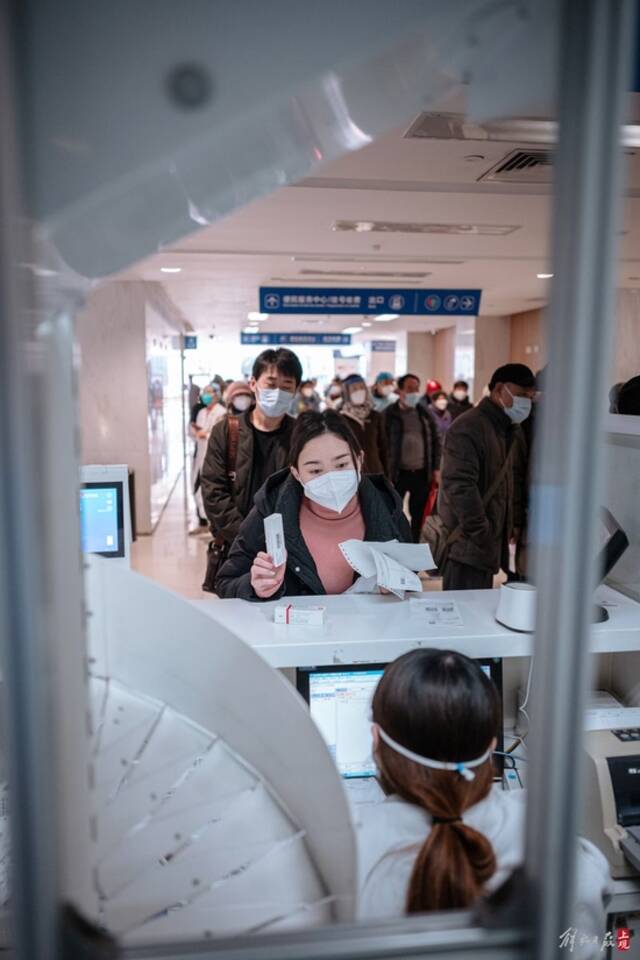 直击上海医院发热门诊：高峰尚未到来，诊疗有序展开