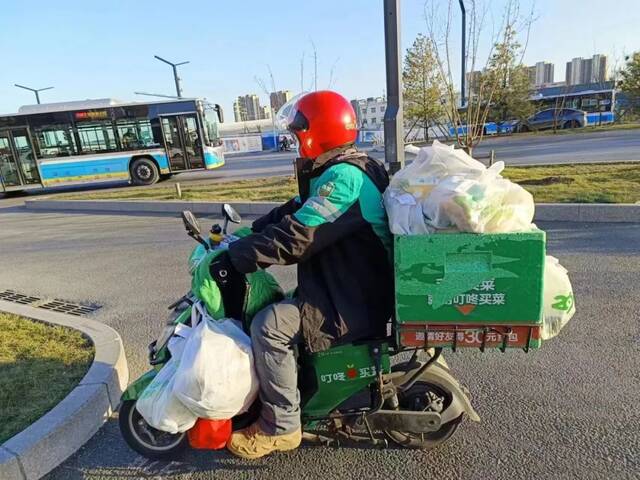 叮咚买菜的送货小哥满负荷出行。图/受访者提供