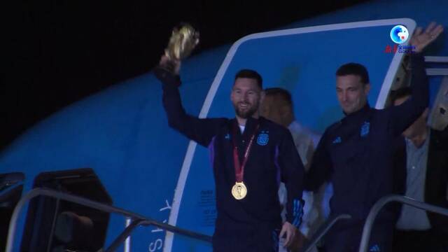 全球连线｜世界杯冠军阿根廷队乘专机回家 获过水门礼遇