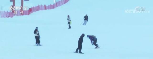 正值冰雪旅游季 滑雪场游客接待量节节攀升