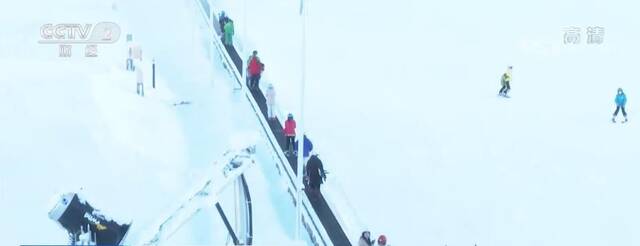 正值冰雪旅游季 滑雪场游客接待量节节攀升