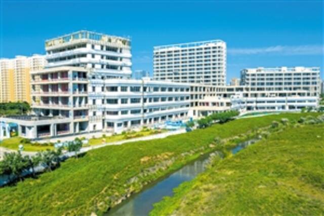 位于海口西海岸新区南片区的海南省妇幼保健院异地新建项目，采用装配式建造进一步提高了施工效率。本报记者石中华摄