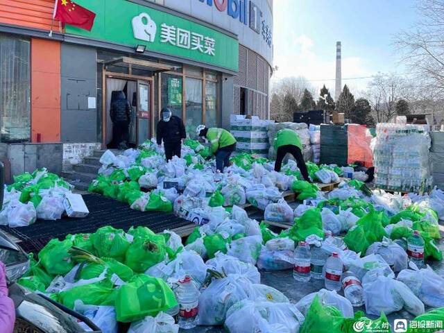 骑手们正在寻找自己接的订单（受访者提供）