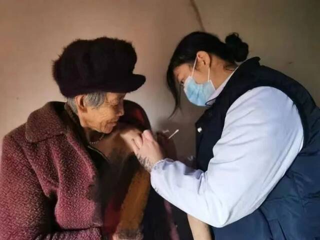 12月4日，乡卫生院的医护人员挨家挨户给老人打疫苗。受访者供图