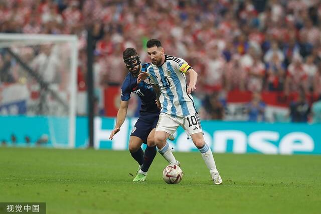 梅西在空间转换时的出球能力，是阿根廷的关键武器。