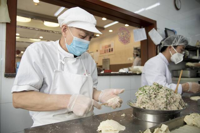 惠丰饺子楼师傅在包制冬至饺子。受访者供图。