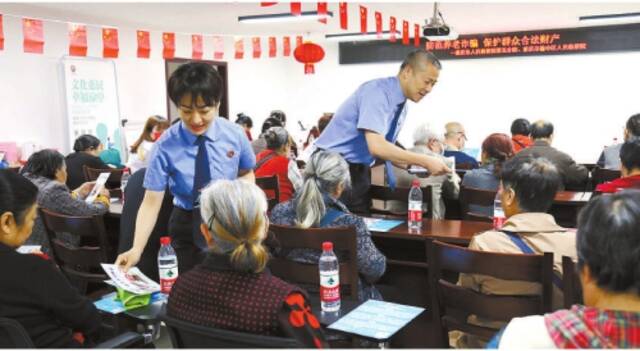 今年5月,重庆市检察院第五分院、重庆市渝中区检察院检察官联合开展“防范养老诈骗保护群众合法财产”普法宣讲活动。