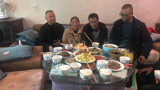 12月22日，出狱的李玉前与家人团聚。图中左三为李玉前，身边分别是他大哥、姐姐和弟弟。澎湃新闻记者王万春图