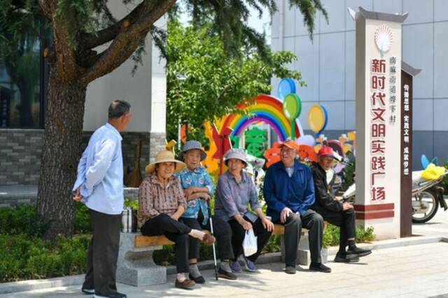 山东省沂源县南麻街道埠下村村民在民生综合体活动广场休息（2022年6月15日摄）。新华社记者朱峥摄