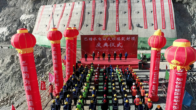 中国安能三局承建的四川巴塘水电站大坝主体填筑达到坝顶高程