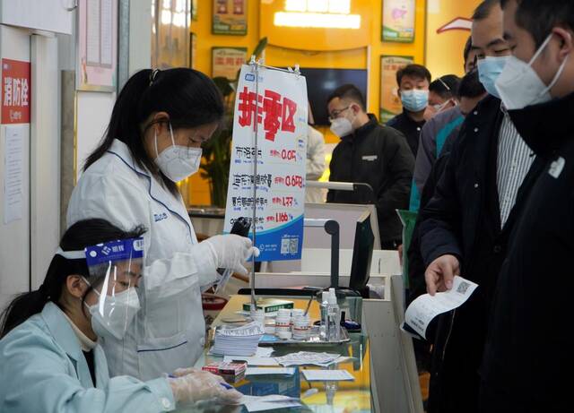 湖南省长沙市“老百姓大药房”一家连锁药店里，市民在排队购买拆零销售的药品。新华社记者余春生摄