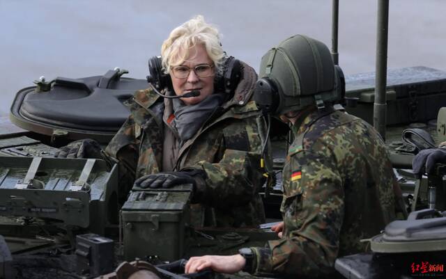 ↑德国国防部长克里斯蒂娜·兰布雷希特
