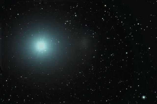 离地球第二近的超大质量黑洞位于矮星系狮子座I质量是太阳的300万倍