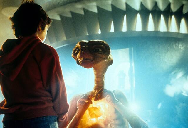 经典科幻电影《ET外星人》骨架拍卖中标价256万美元