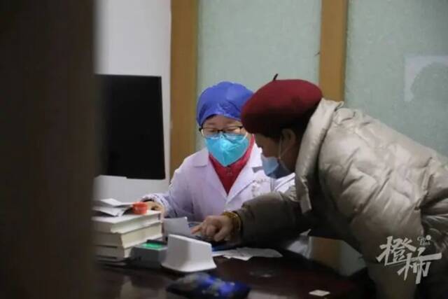 杭州女子去急诊看病，场景让她泪目：医生的手特别烫、护士长烧着、发药的药师脸也通红