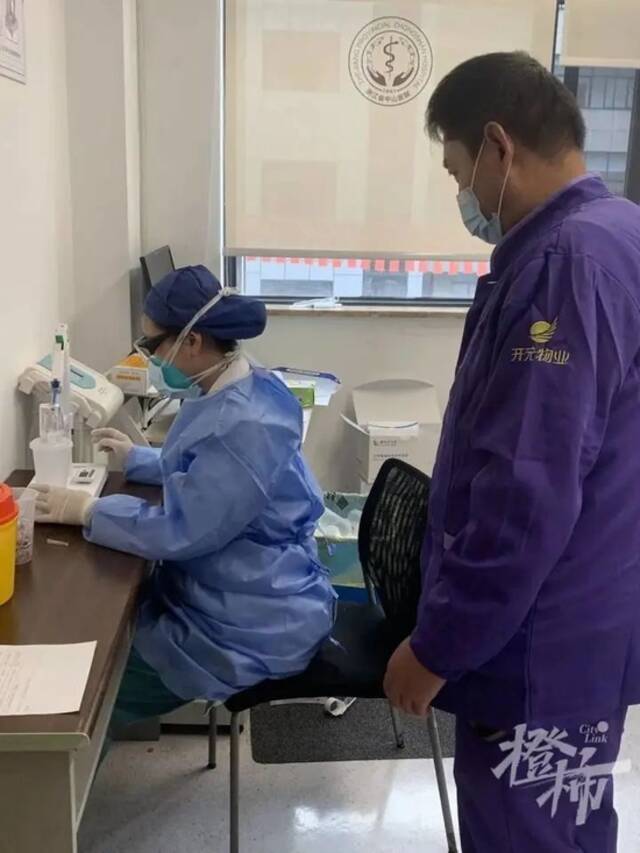 杭州女子去急诊看病，场景让她泪目：医生的手特别烫、护士长烧着、发药的药师脸也通红