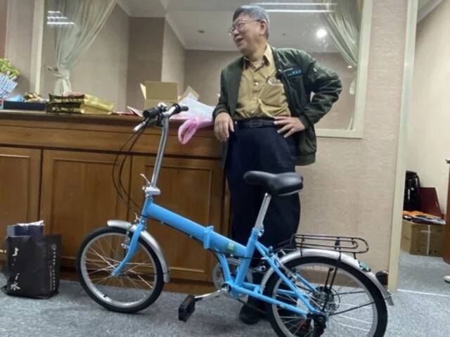 柯文哲卸任8年台北市长 打包行囊时笑称“死对头的赠礼最实用”