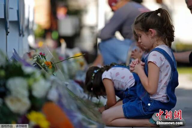 资料图：美国得州尤瓦尔迪市罗布小学5月24日发生枪击案，图为民众悼念遇难者。