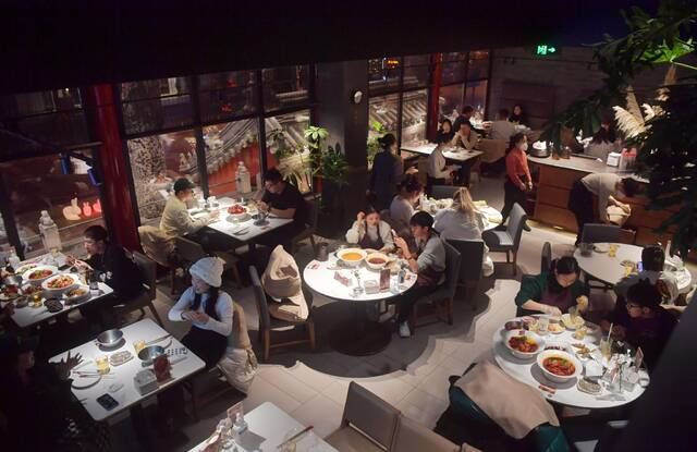 12月23日晚，胡大总店内的餐位已经基本坐满。新京报记者李木易摄
