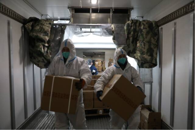 国药新疆向运输车装配药物，准备调运北京