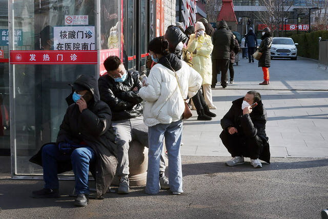 2022年12月9日，北京，通州潞河医院感染性疾病科发热门诊外，市民等候就诊。视觉中国图