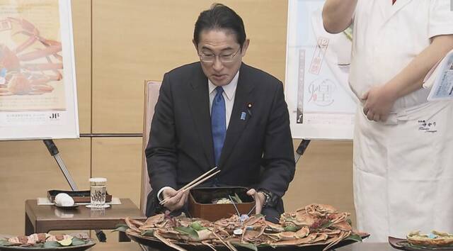 岸田吃高级海鲜自称“感觉成了超有钱的人”，日本网民吐槽