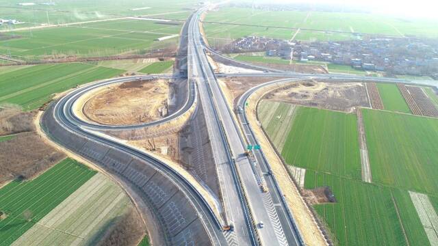 资料照片：建设中的濮新高速菏泽段