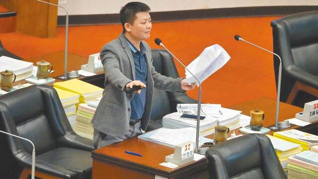 高雄市议员曾俊杰退出国民党投靠绿营，连胜文批：高雄汪精卫