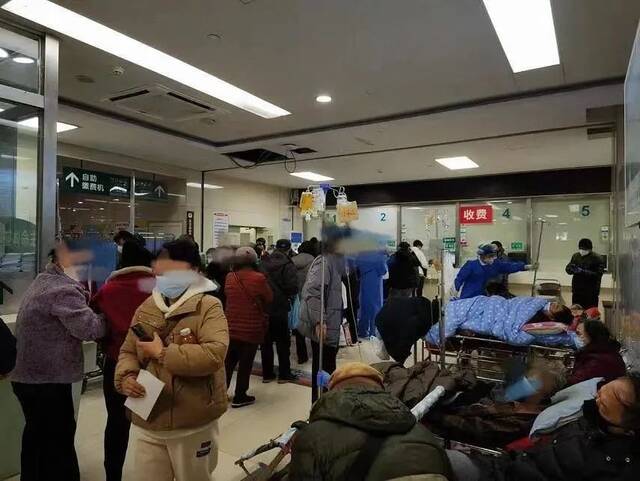 图片为12月21日晚间仁济医院门急诊现场。夏悦超摄