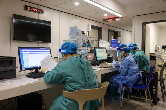 凌晨一点，发热病区医护人员仍在忙碌。江苏省人民医院供图