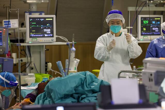 医护人员忙而有序。江苏省人民医院供图