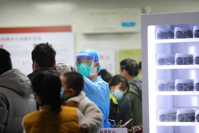 2022年12月20日，广东东莞人民医院发热门诊挤满了病人。（图|人民视觉）