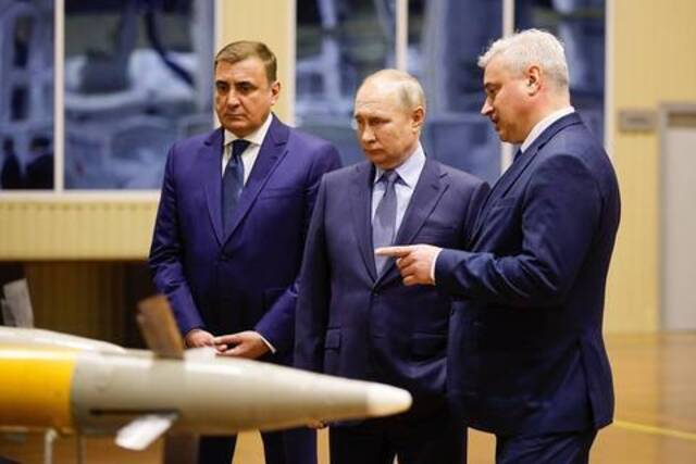 俄罗斯总统普京参观机器制造工厂（视觉中国）