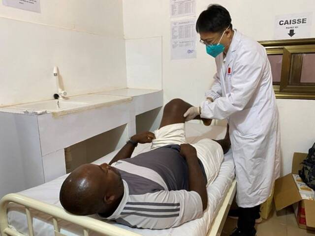 中国医疗队在沃省巴杜贝村卫生所为病人进行诊疗。记者田耘摄