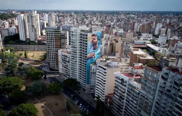 这是12月22日拍摄的位于阿根廷罗萨里奥的一处以梅西为主题的壁画（无人机照片）。新华社发（马丁·萨巴拉摄）