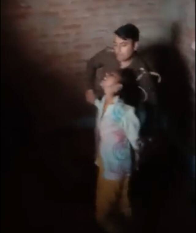 视频曝光！印度一女子被警察锁在房间、粗暴殴打，反对党谴责