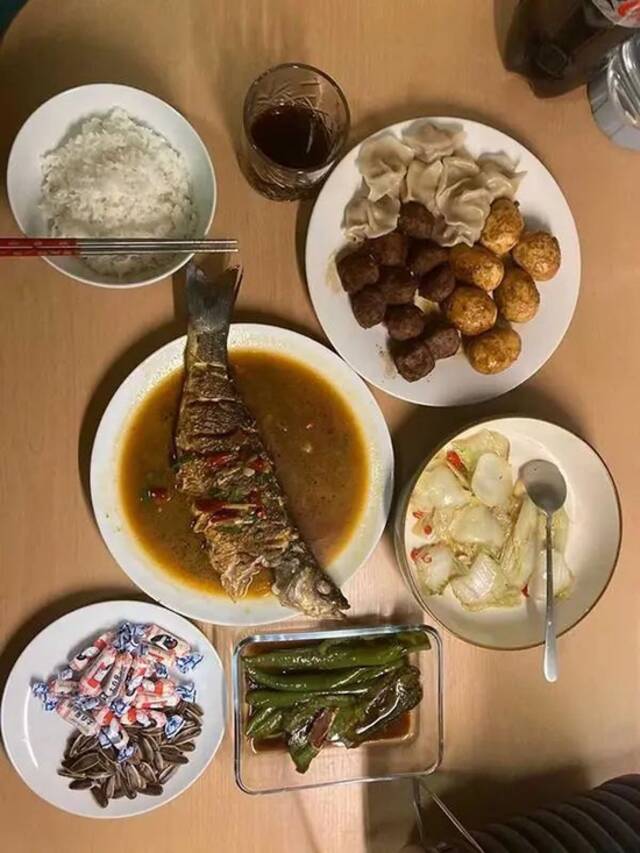 李先生的年夜饭。受访者供图