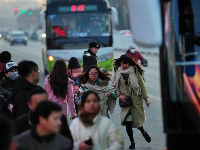 通勤是燕郊居民面临的首要问题。居民们自发组织拼车，建起一个个“拼车群”，又由此制造更深更广的联结，形成了具有温度感的熟人社会（翟羽佳摄/视觉中国供图）