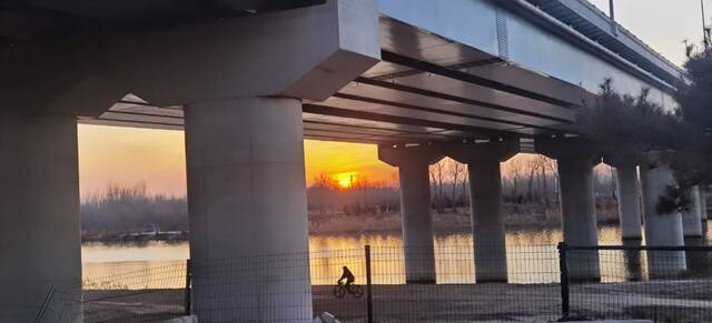 京秦高速潮白河边的日落（受访者供图）