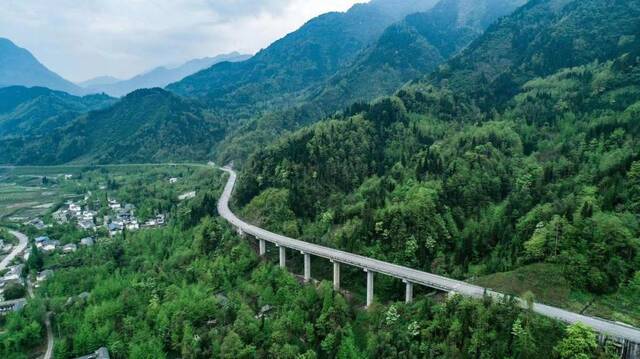 新华全媒+｜攻克极端复杂地质条件 四川绵茂公路通车