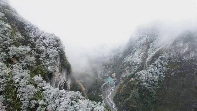 新华全媒+｜攻克极端复杂地质条件 四川绵茂公路通车