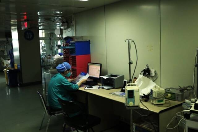 北京重症病房里的抗疫保卫战
