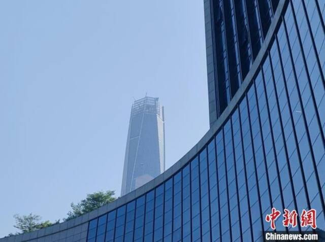 资料图：蓝天下，东莞市中心的高楼。王坚摄