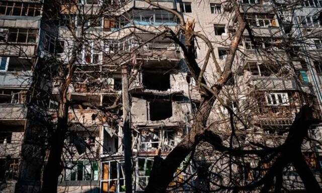 12月中旬，赫尔松地区一处居民楼遭到俄罗斯方面炮击图源：英国《卫报》