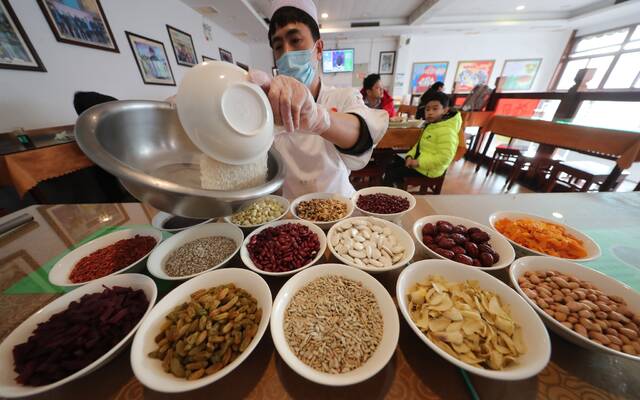 护国寺小吃起源店依然保持传统，沿袭着20种粥料熬制腊八粥。受访者供图